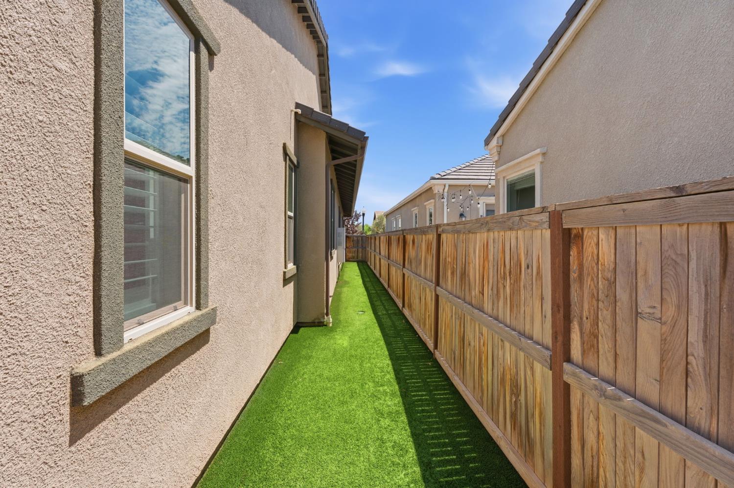 285 Pinnacle Dr W, Madera, CA 93636