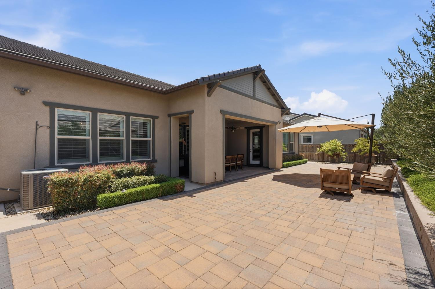 285 Pinnacle Dr W, Madera, CA 93636
