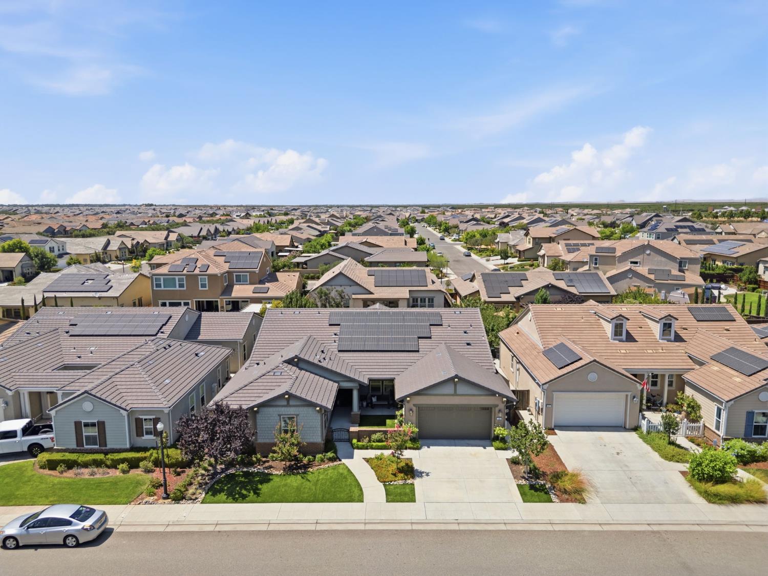 285 Pinnacle Dr W, Madera, CA 93636