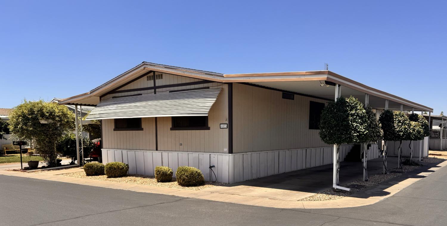 581 N Crawford Ave #117, Dinuba, CA 93618