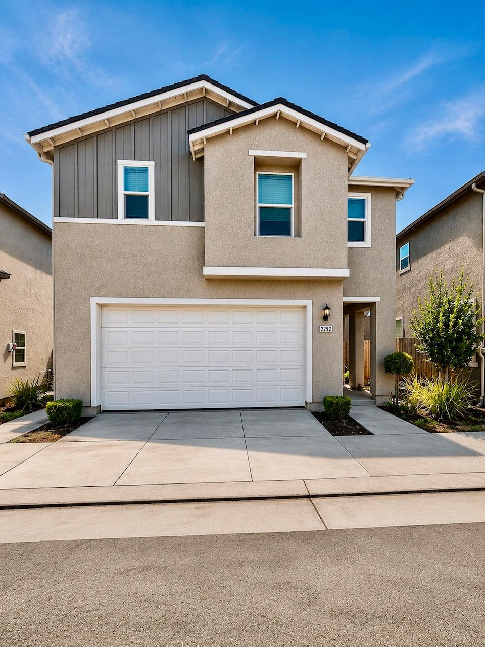 2292 N Columbus Dr, Fresno, CA 93727