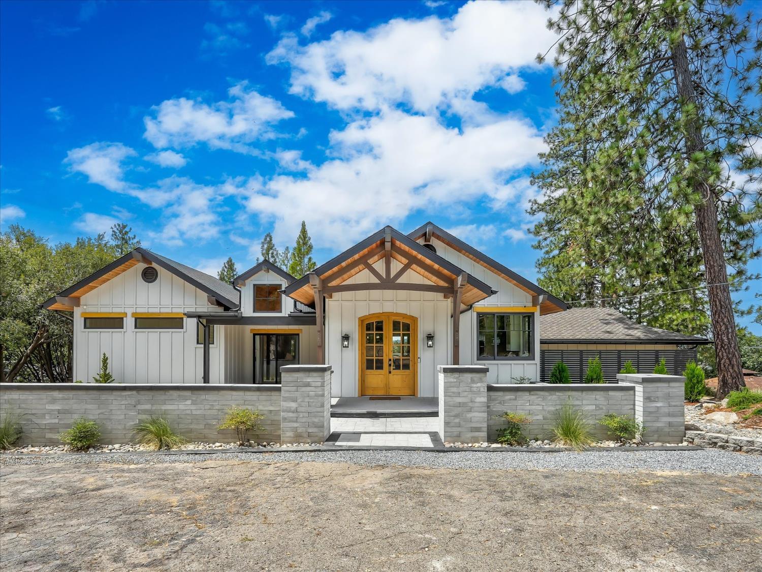 51291 Buckskin Ln, Oakhurst, CA 93644