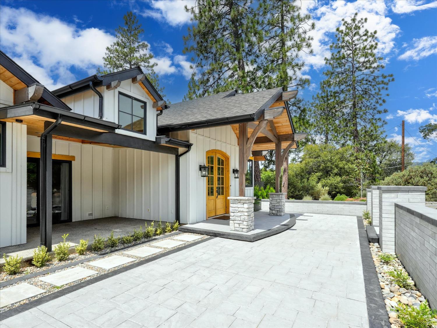 51291 Buckskin Ln, Oakhurst, CA 93644