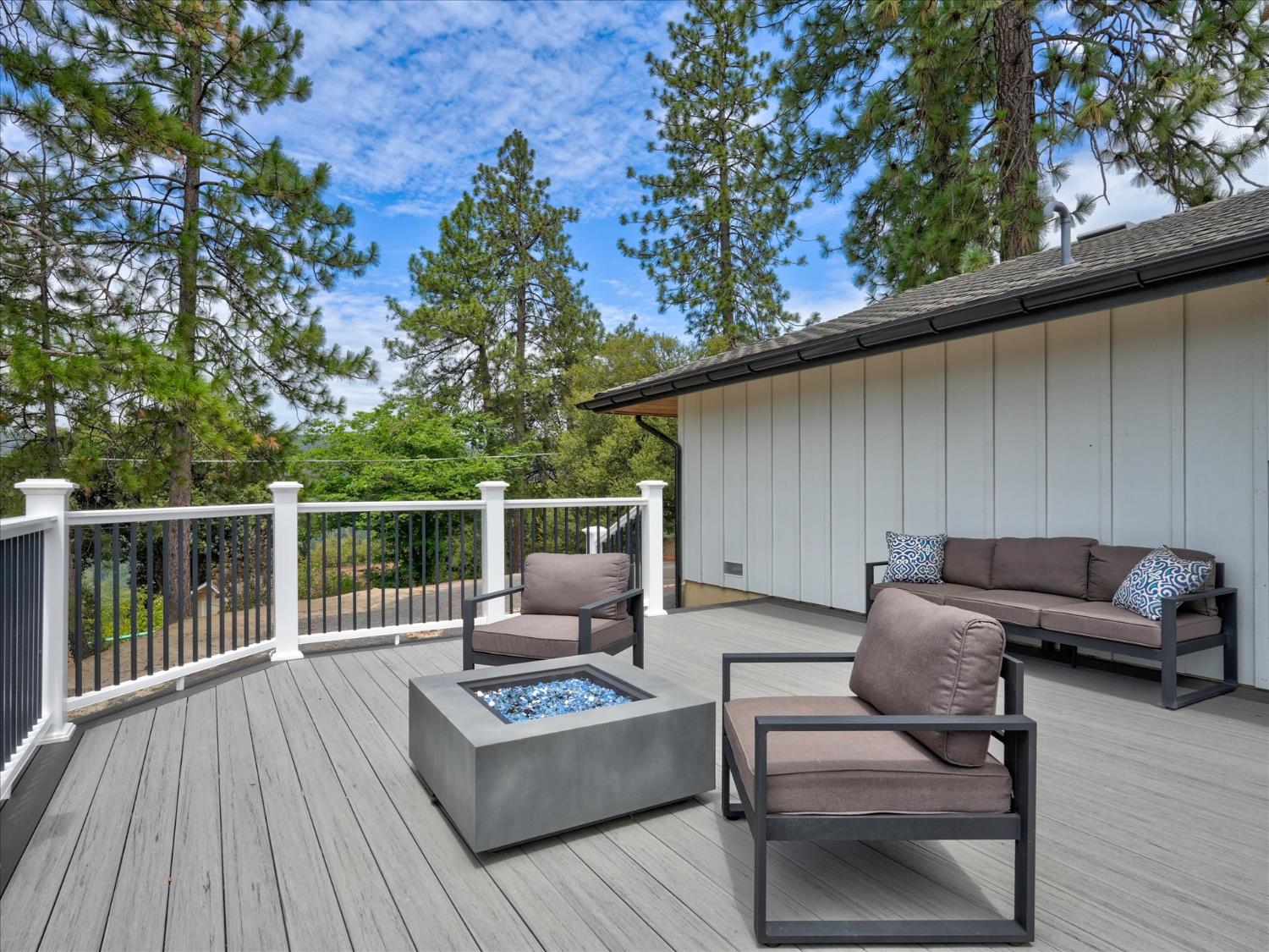 51291 Buckskin Ln, Oakhurst, CA 93644