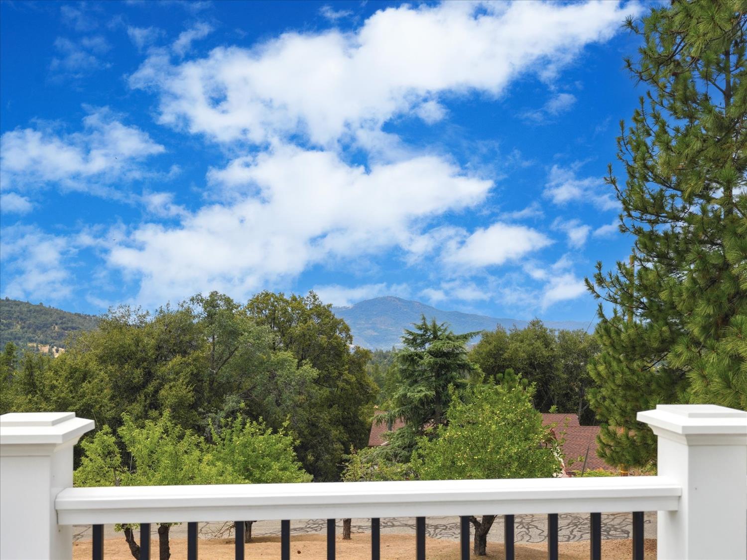 51291 Buckskin Ln, Oakhurst, CA 93644