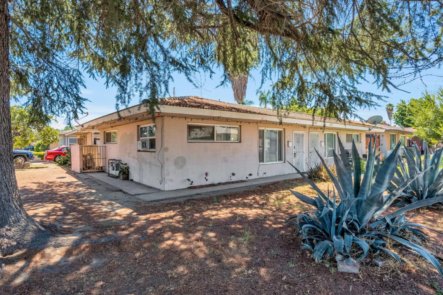 2722 2724 N 2Nd St, Fresno, CA 93703