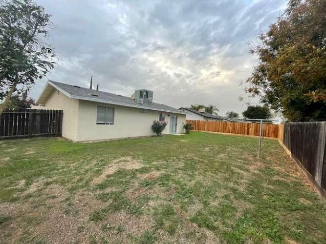 84 Redwood Ave, Sanger, CA 93657