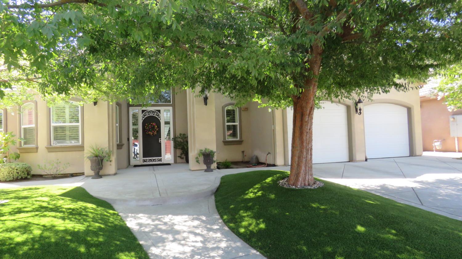 15641 Oak Dr, Kerman, CA 93630