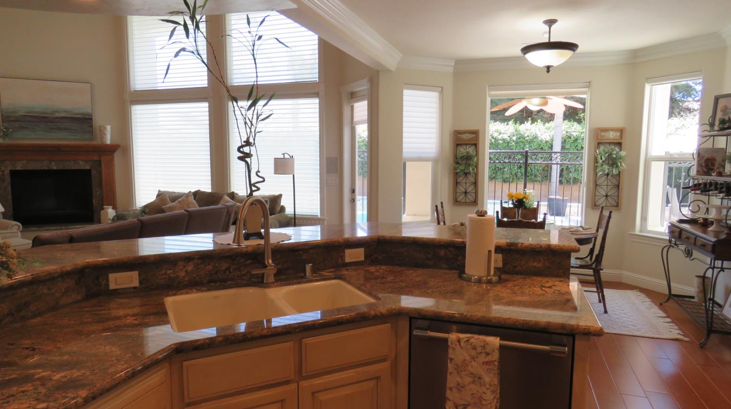 15641 Oak Dr, Kerman, CA 93630