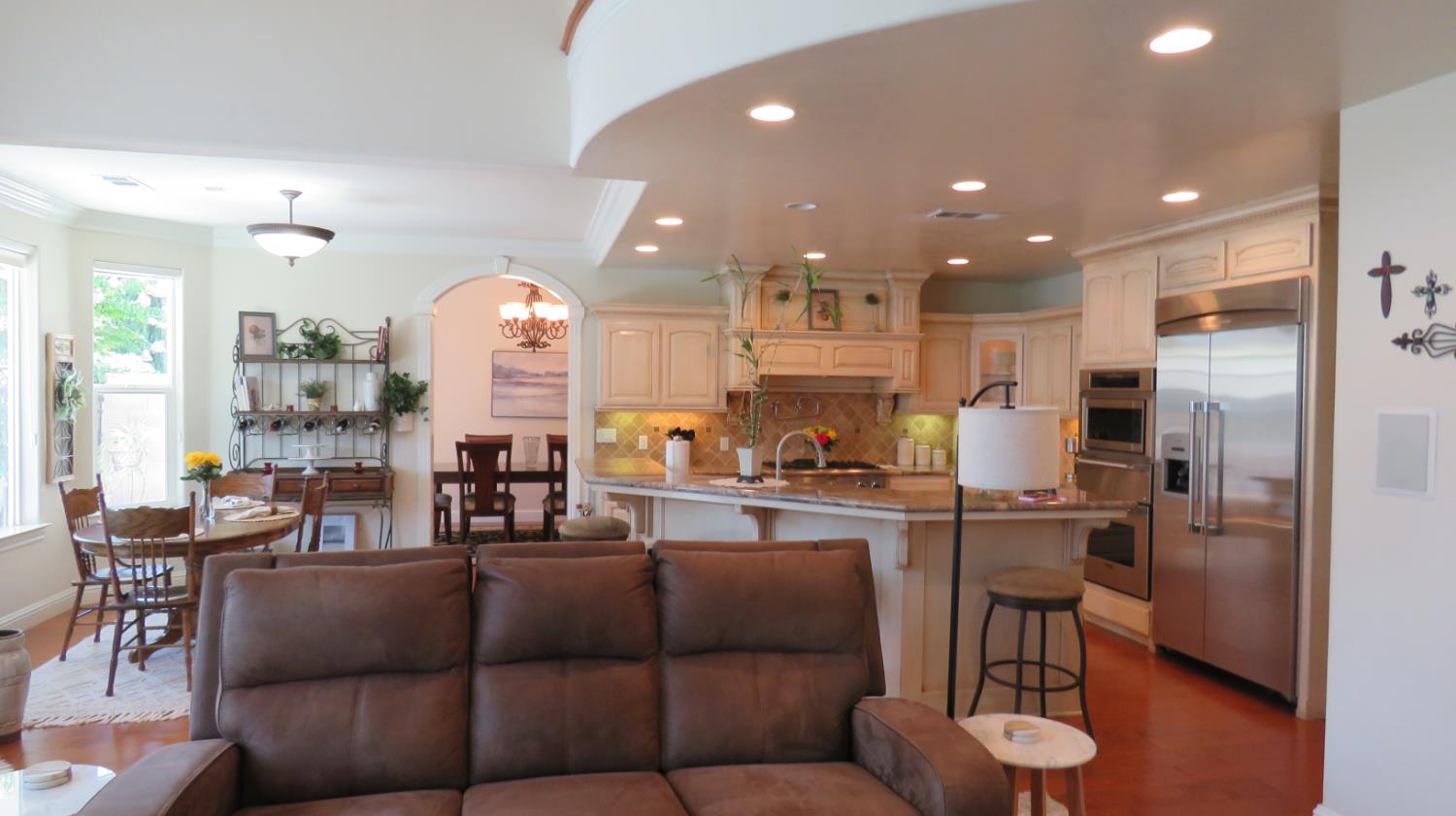 15641 Oak Dr, Kerman, CA 93630