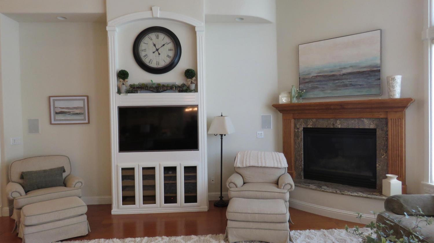 15641 Oak Dr, Kerman, CA 93630