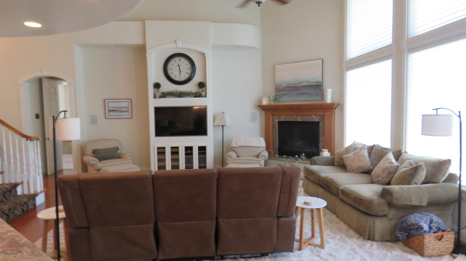 15641 Oak Dr, Kerman, CA 93630