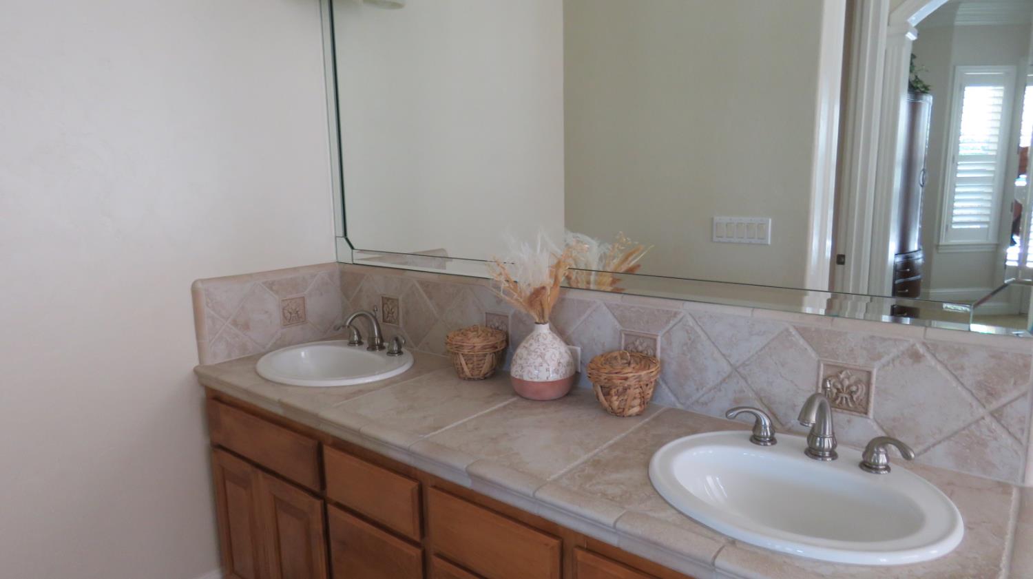 15641 Oak Dr, Kerman, CA 93630