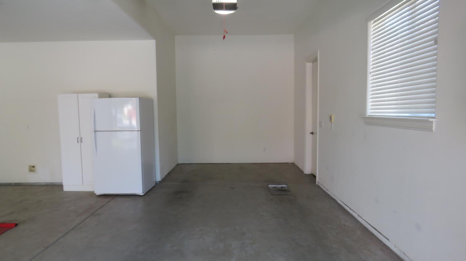 15641 Oak Dr, Kerman, CA 93630