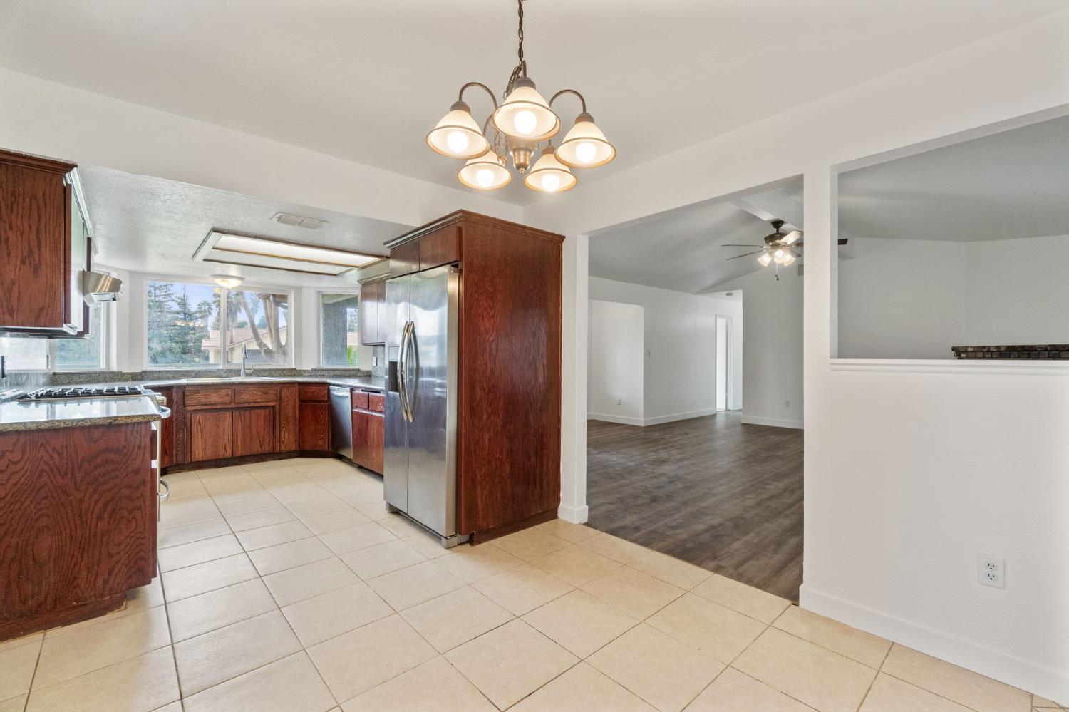 17646 Lane Dr, Madera, CA 93638