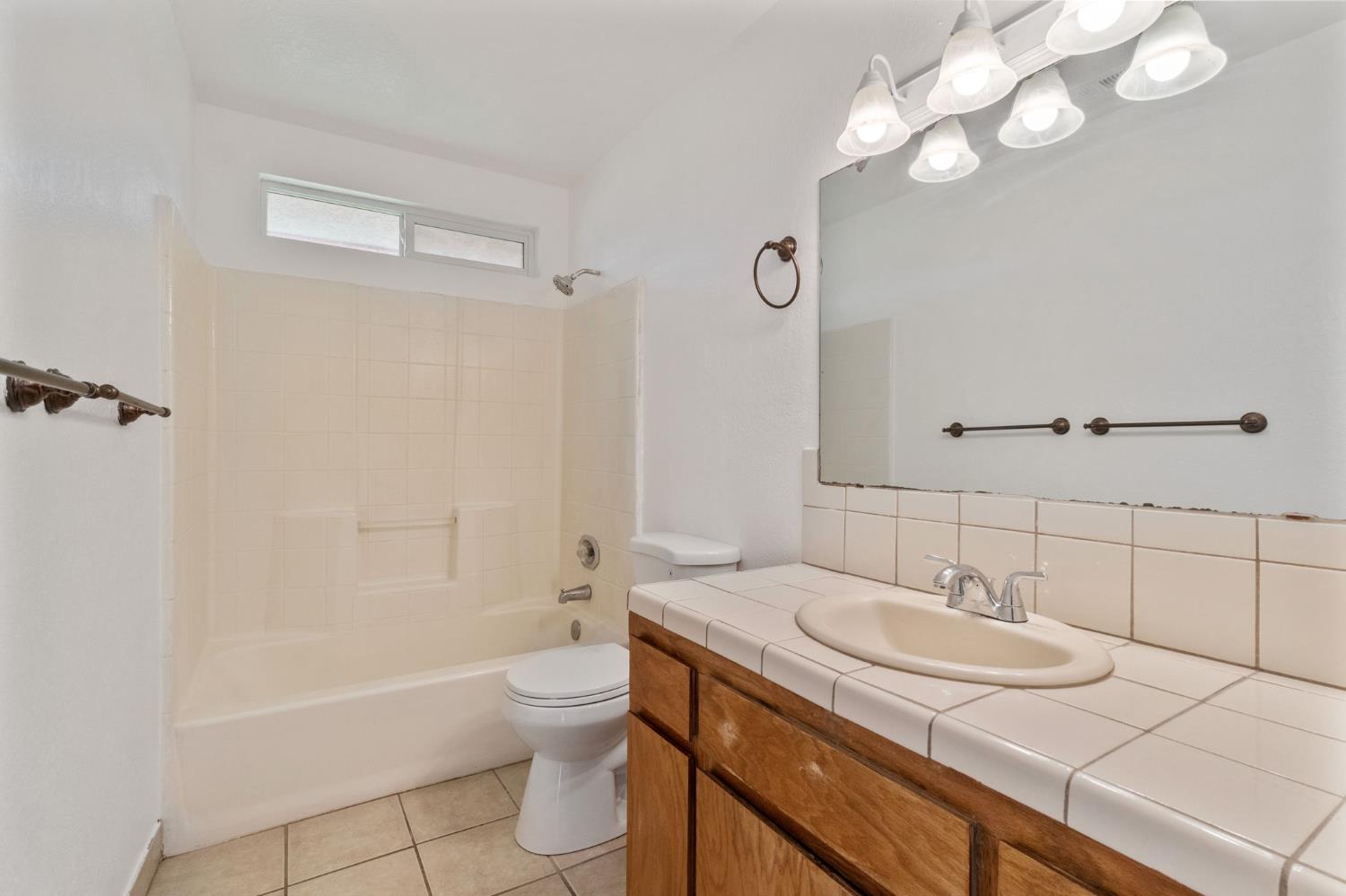 17646 Lane Dr, Madera, CA 93638