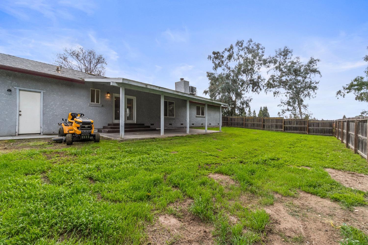 17646 Lane Dr, Madera, CA 93638