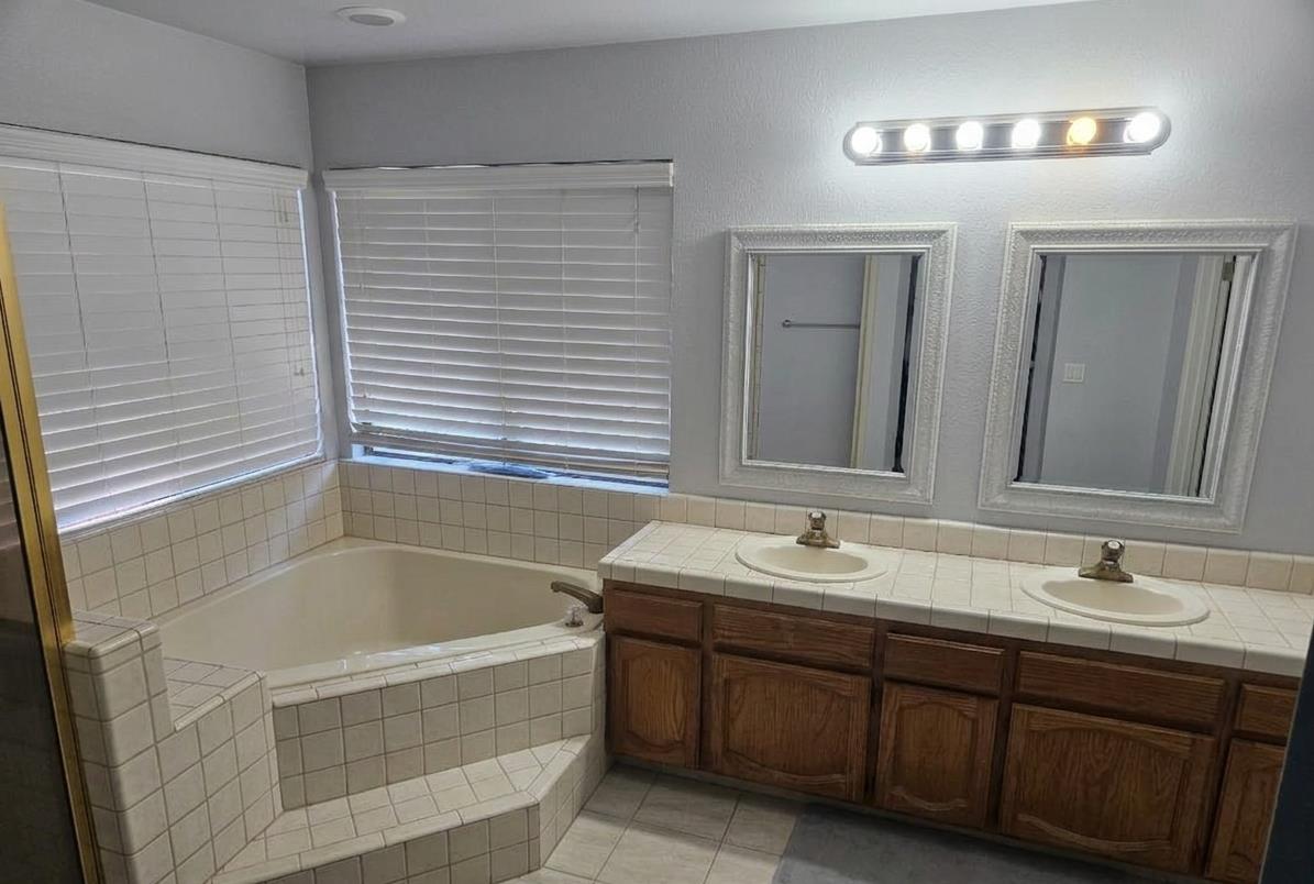 6415 N Adoline Ave, Fresno, CA 93711