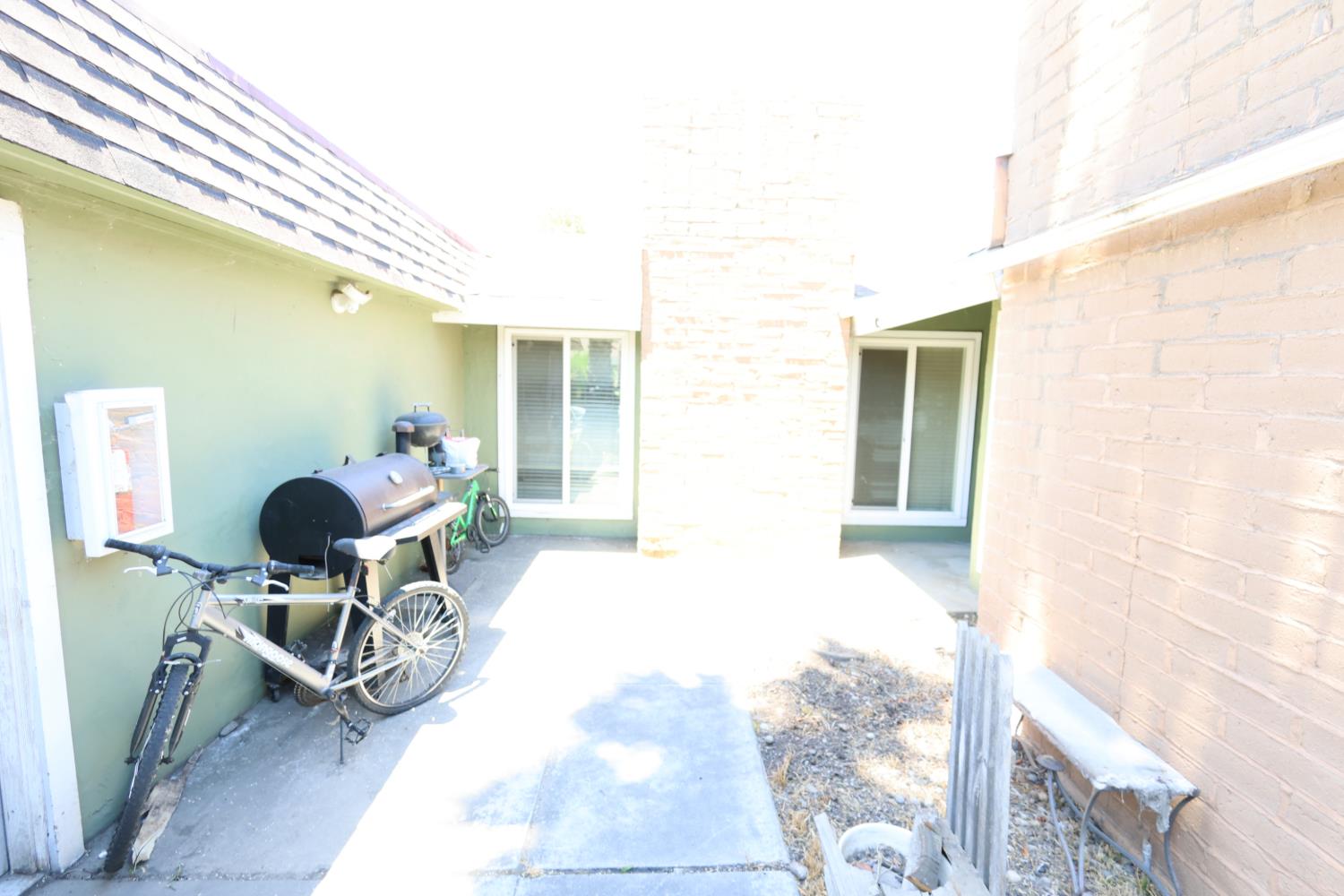 1058 Pierce Dr, Clovis, CA 93612