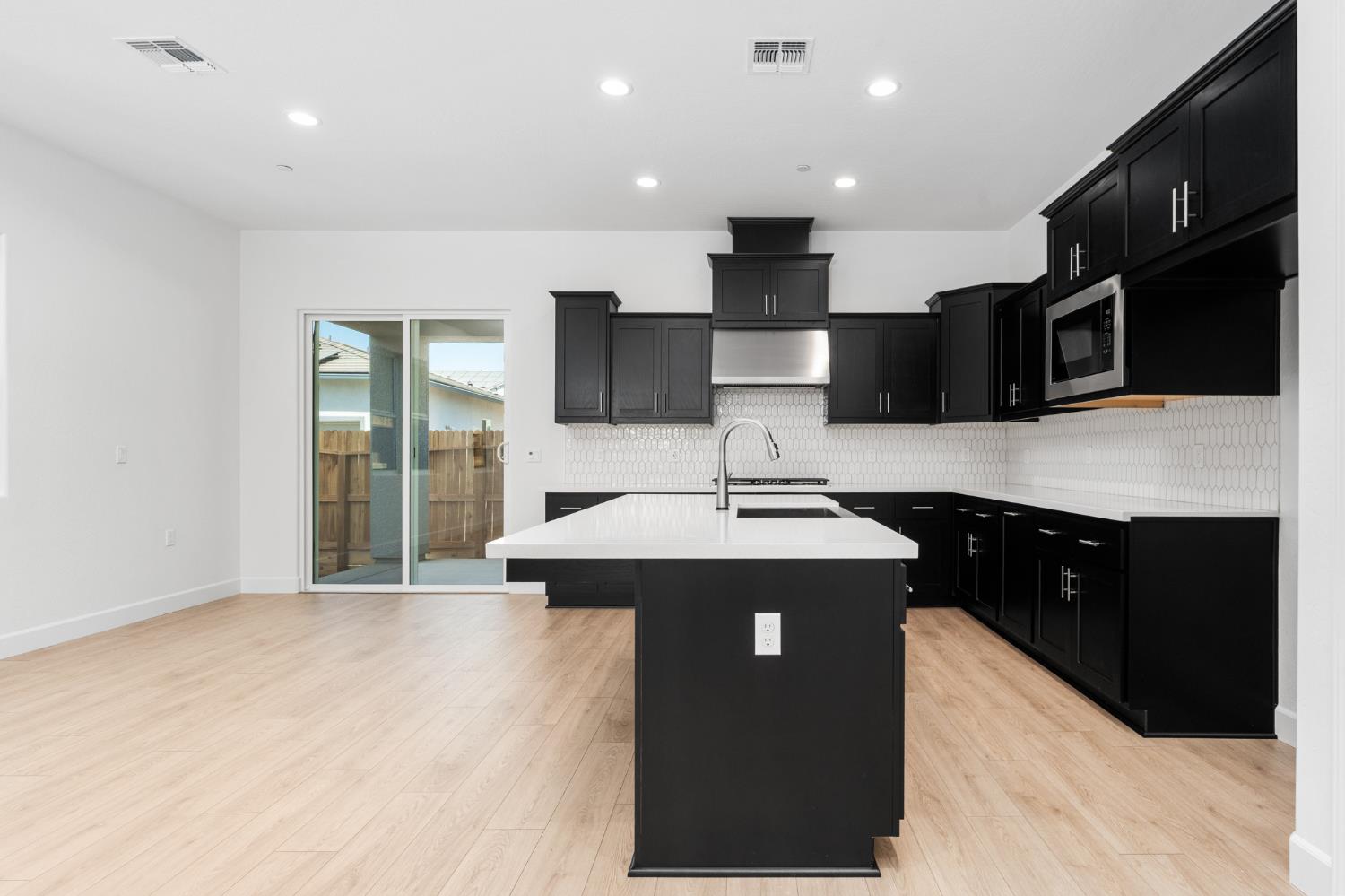 1130 Ponderosa Way W, Madera, CA 93636