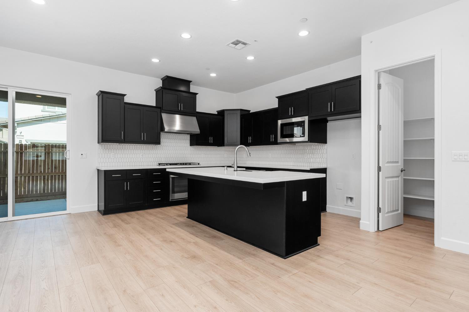 1130 Ponderosa Way W, Madera, CA 93636