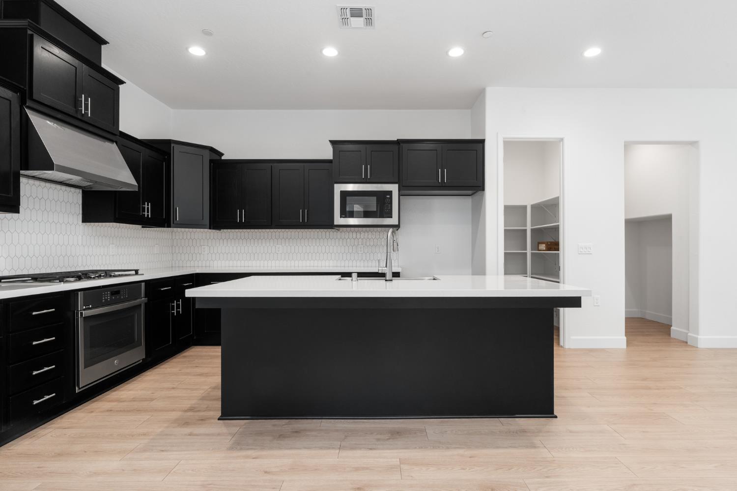 1130 Ponderosa Way W, Madera, CA 93636