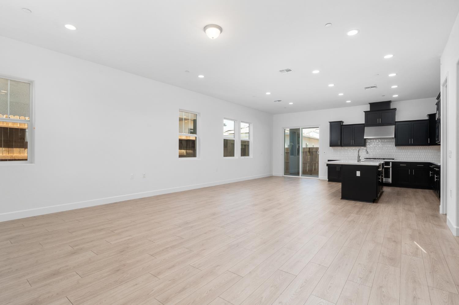 1130 Ponderosa Way W, Madera, CA 93636