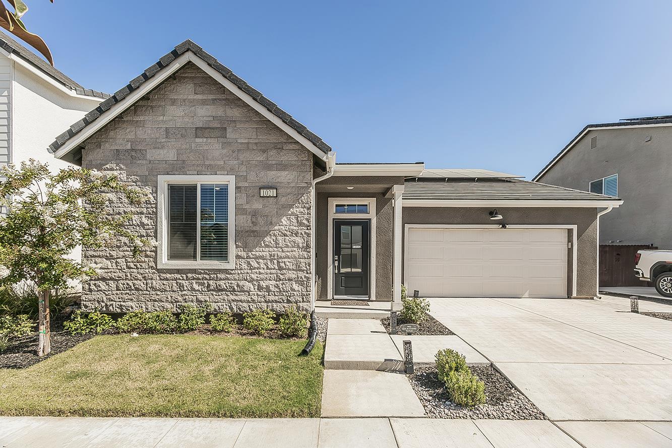 1021 Plum Tree Ave, Clovis, CA 93619