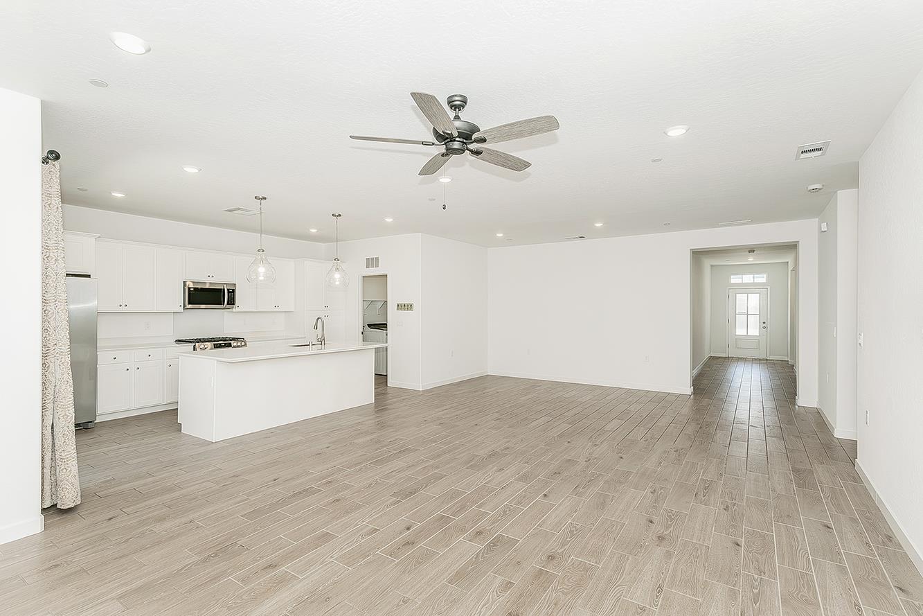 1021 Plum Tree Ave, Clovis, CA 93619