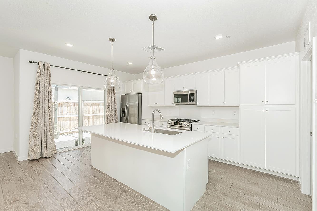 1021 Plum Tree Ave, Clovis, CA 93619