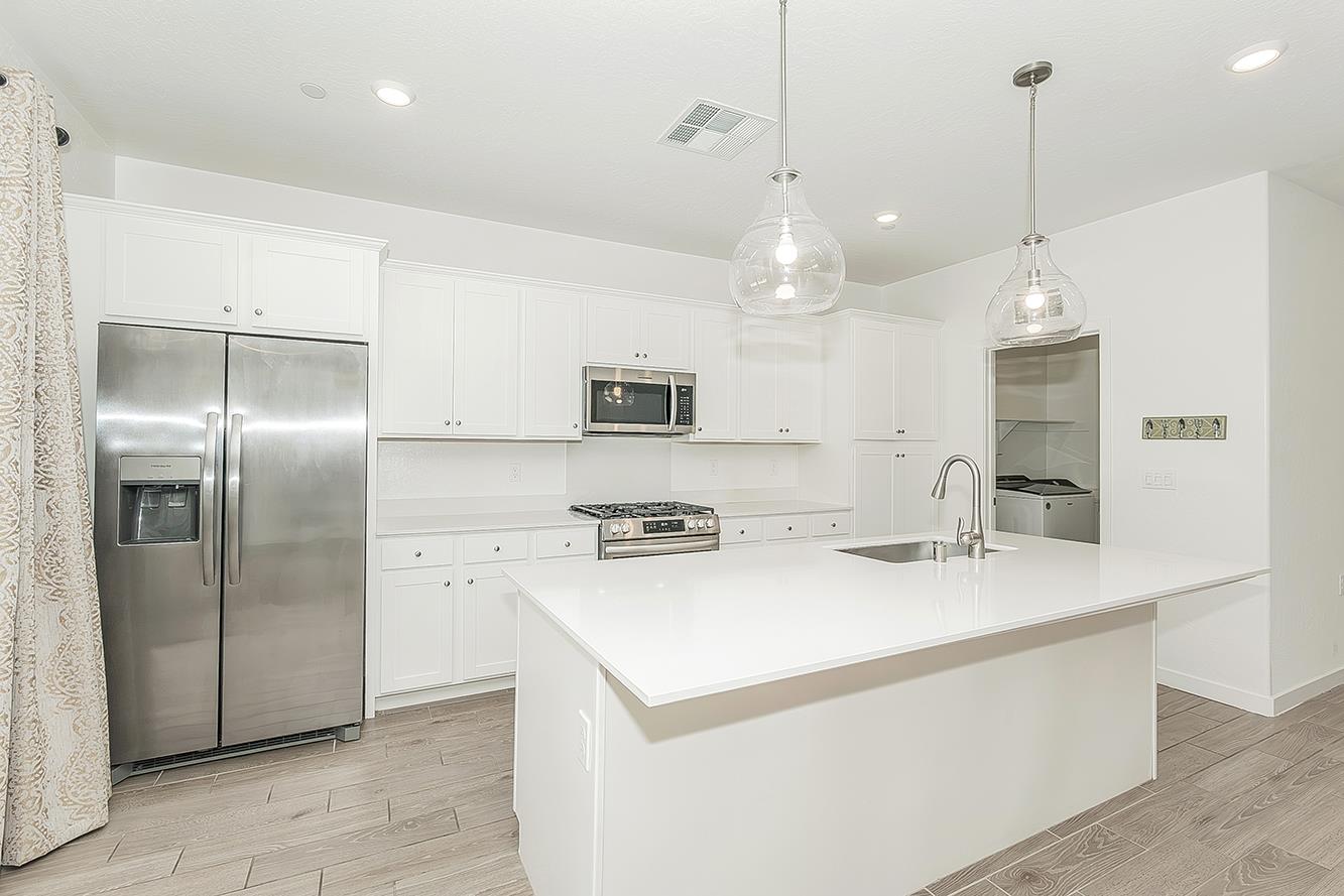 1021 Plum Tree Ave, Clovis, CA 93619