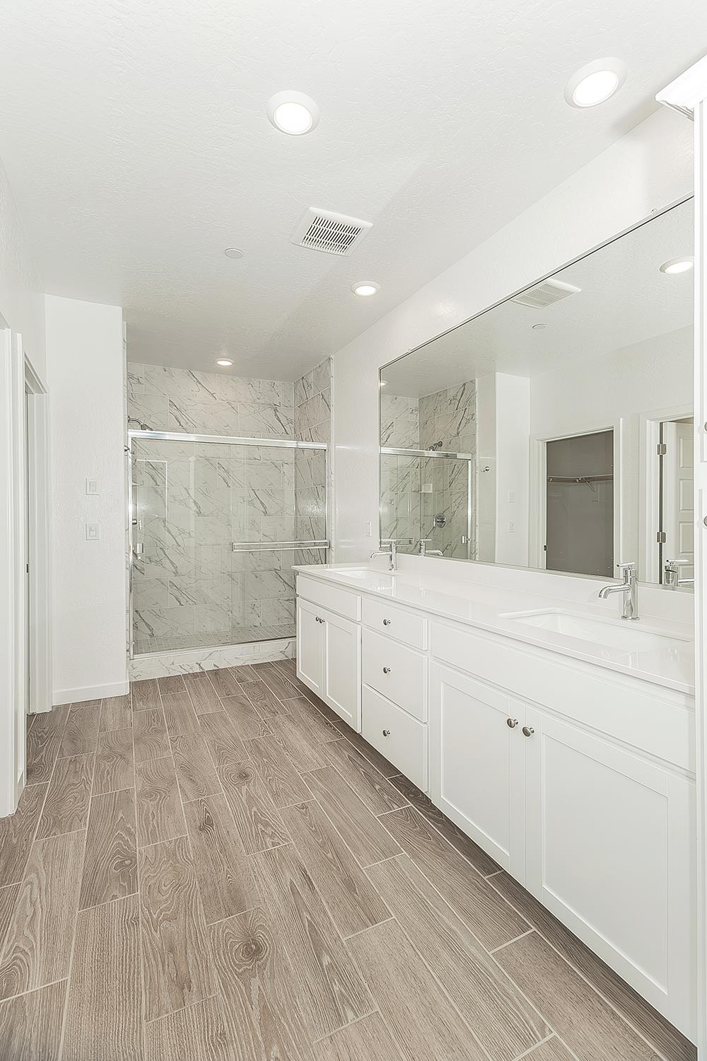 1021 Plum Tree Ave, Clovis, CA 93619