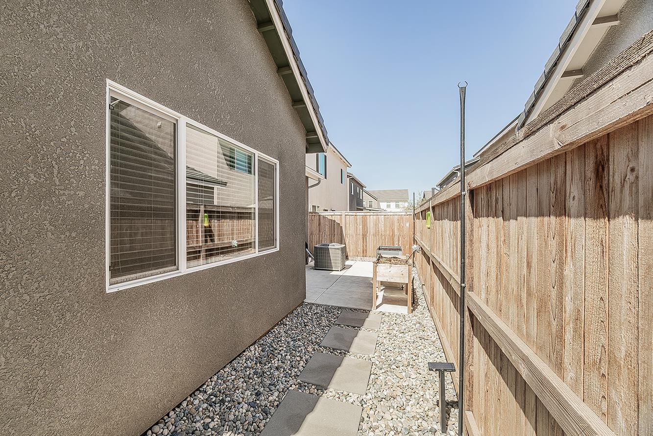 1021 Plum Tree Ave, Clovis, CA 93619