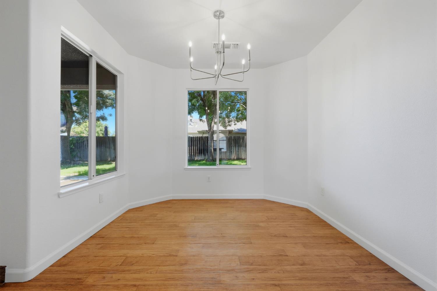 942 Boxwood Ln, Lemoore, CA 93245