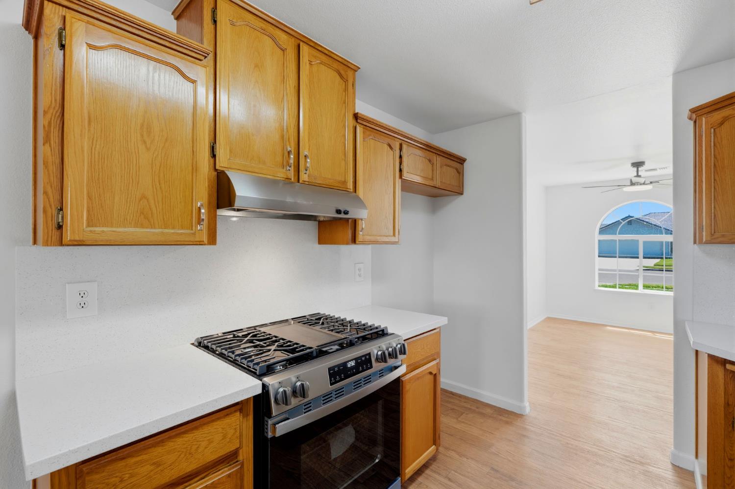 942 Boxwood Ln, Lemoore, CA 93245