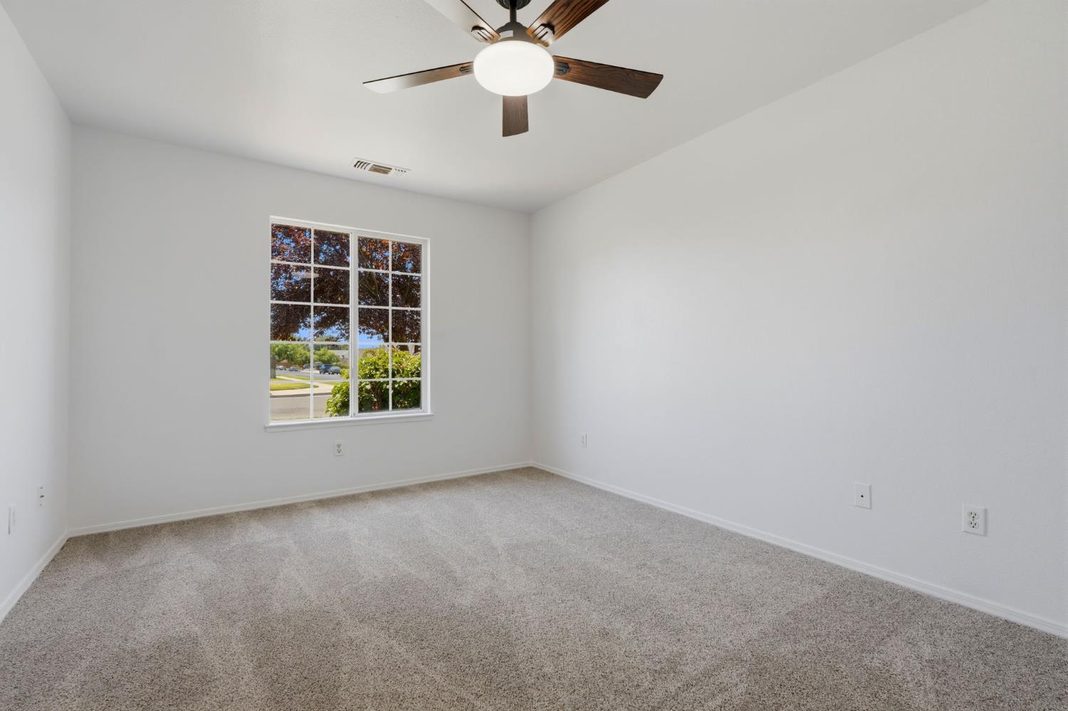 942 Boxwood Ln, Lemoore, CA 93245