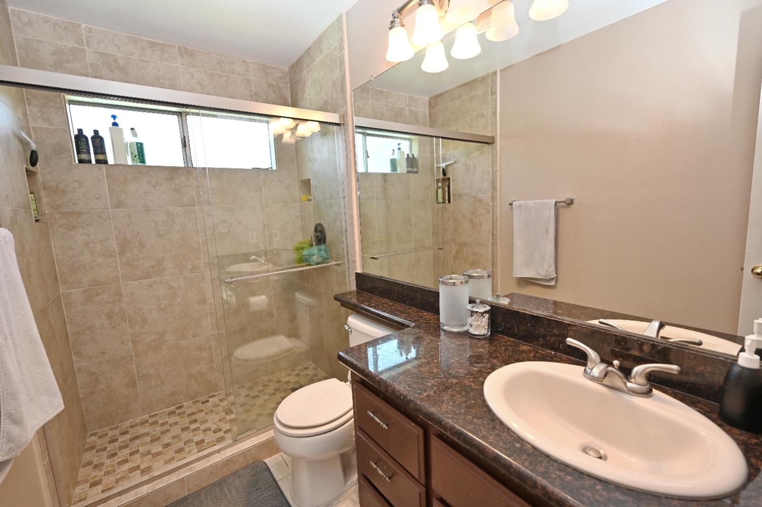 870 N Bush Ave, Clovis, CA 93611
