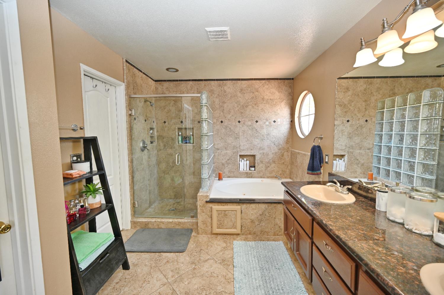 870 N Bush Ave, Clovis, CA 93611