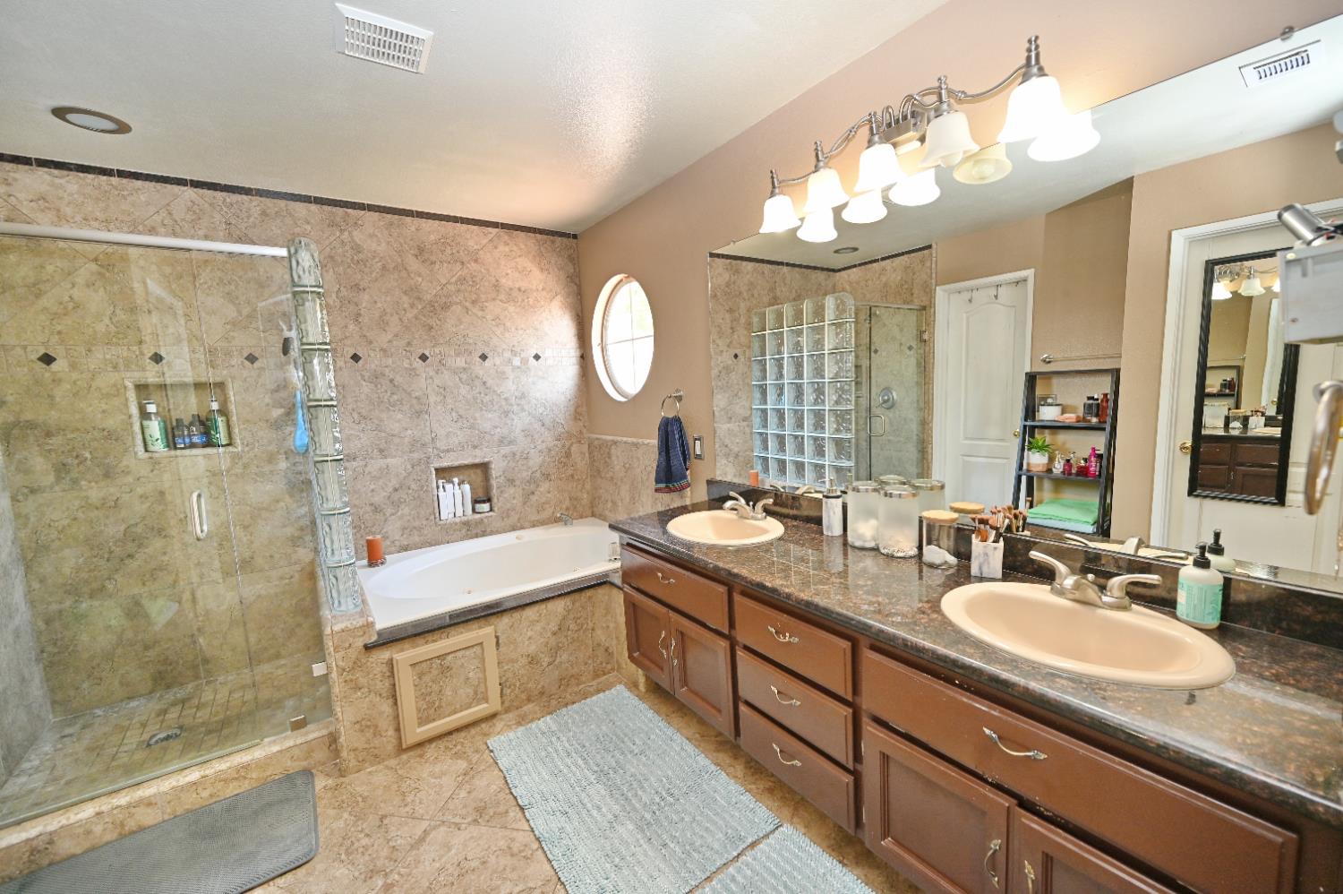 870 N Bush Ave, Clovis, CA 93611