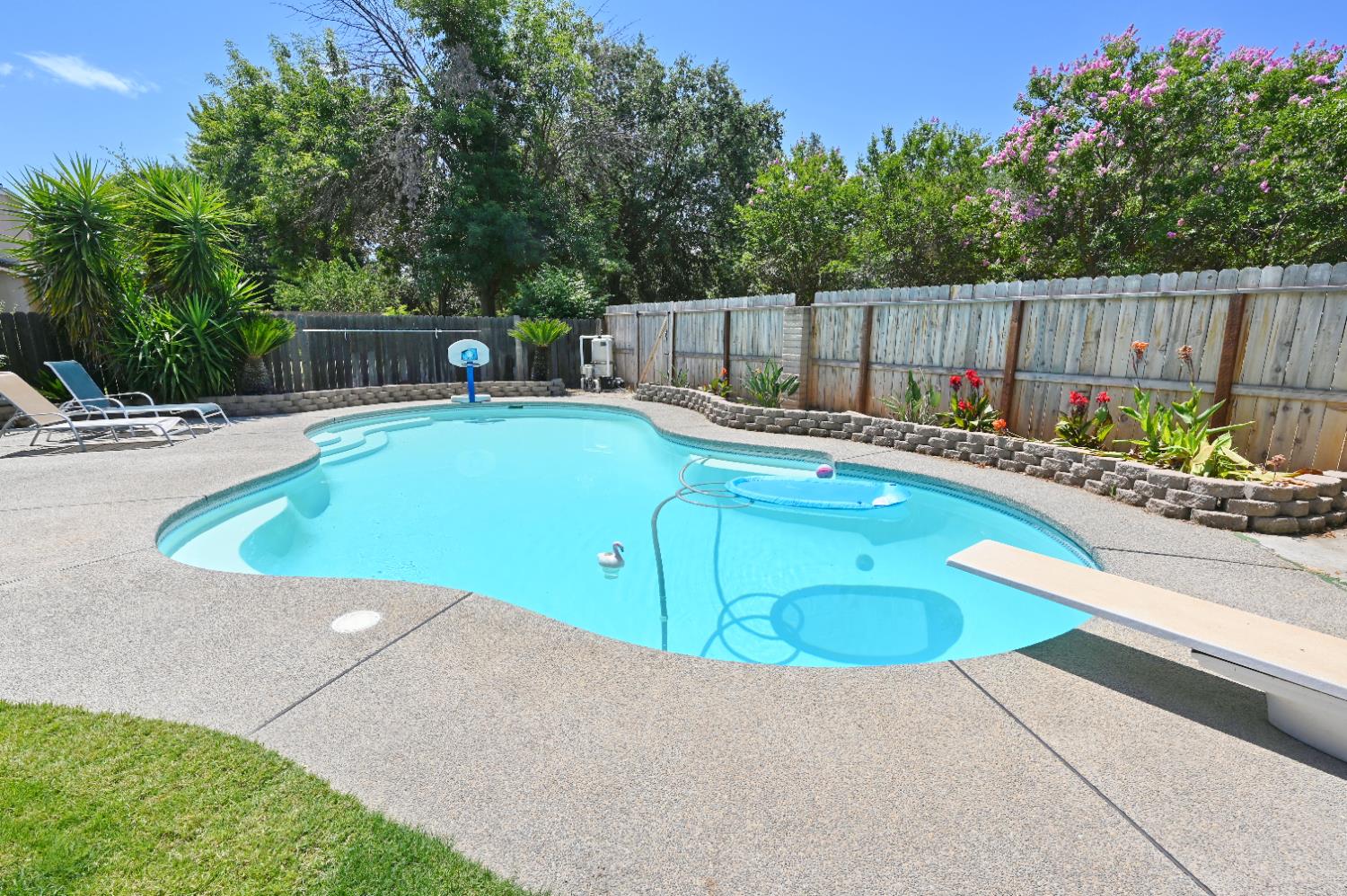870 N Bush Ave, Clovis, CA 93611