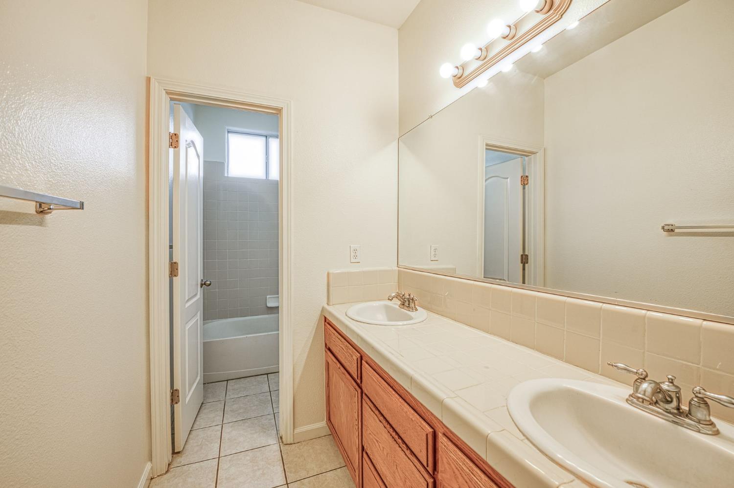 4692 W Celeste Ave, Fresno, CA 93722