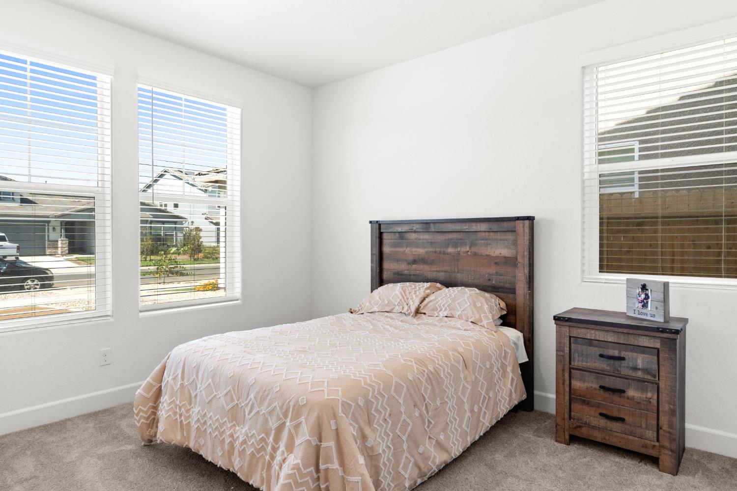 2673 Vineyard St, Hanford, CA 93230