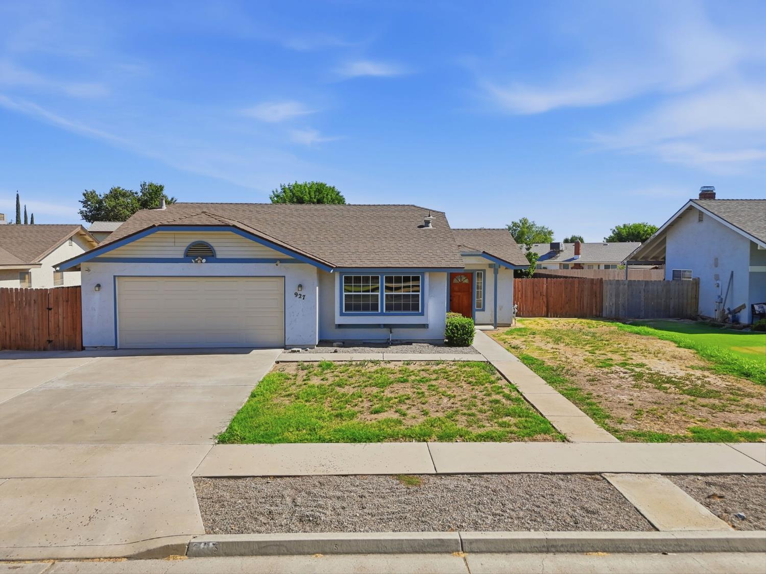 927 Elderwood Ln, Lemoore, CA 93245