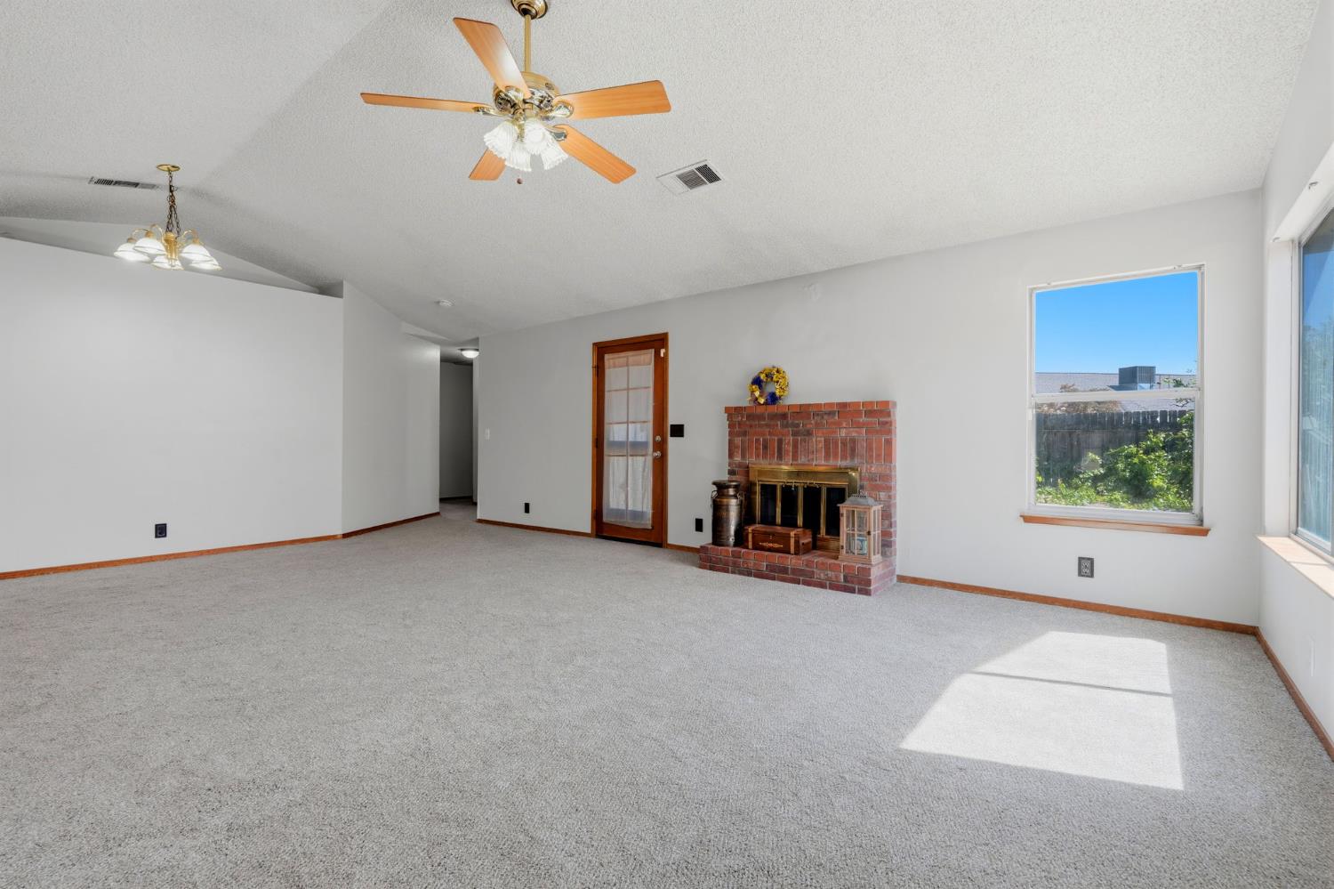 927 Elderwood Ln, Lemoore, CA 93245