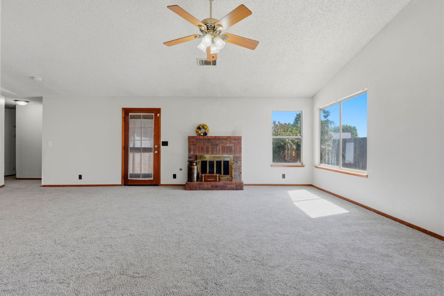 927 Elderwood Ln, Lemoore, CA 93245