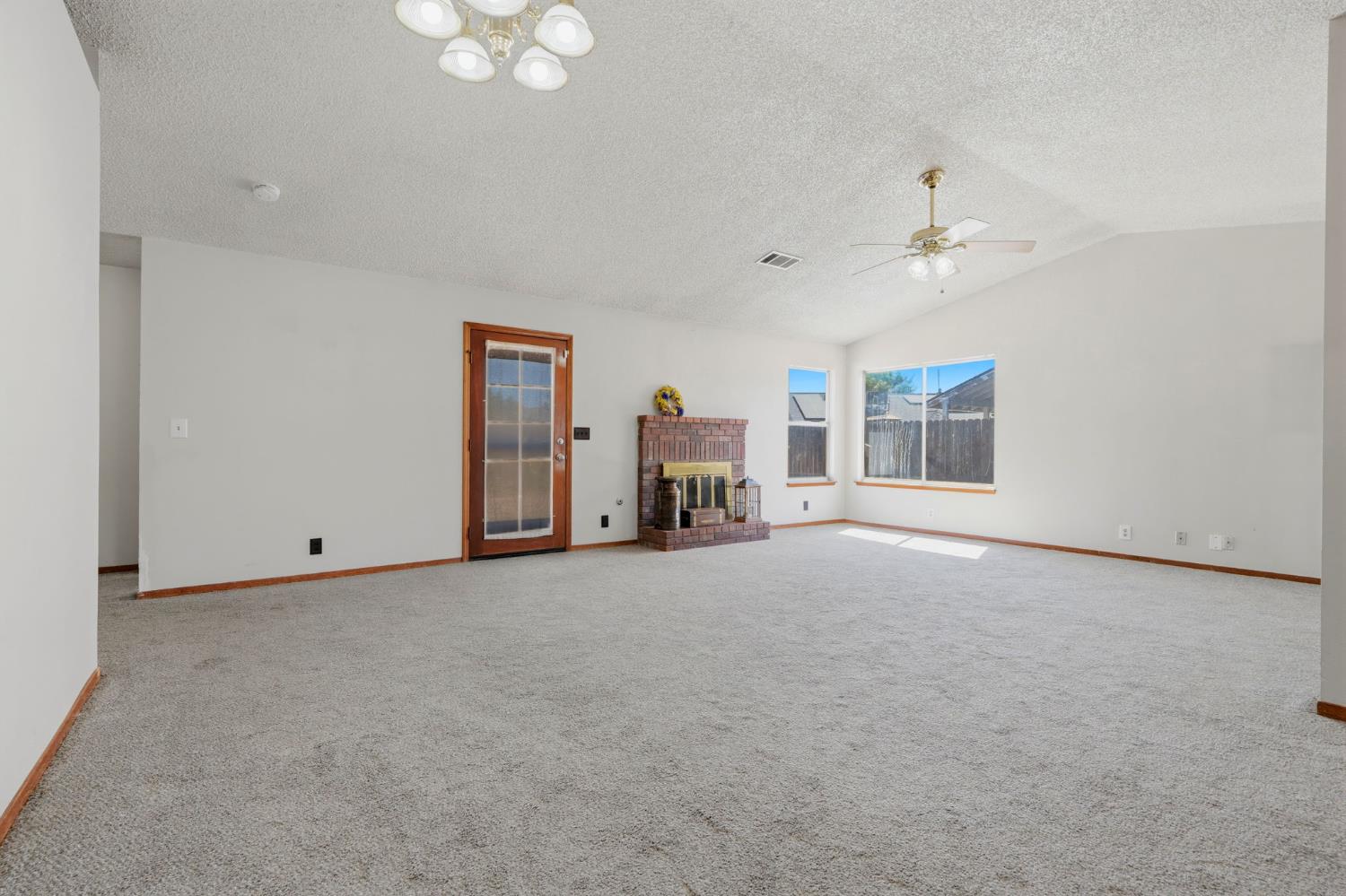 927 Elderwood Ln, Lemoore, CA 93245