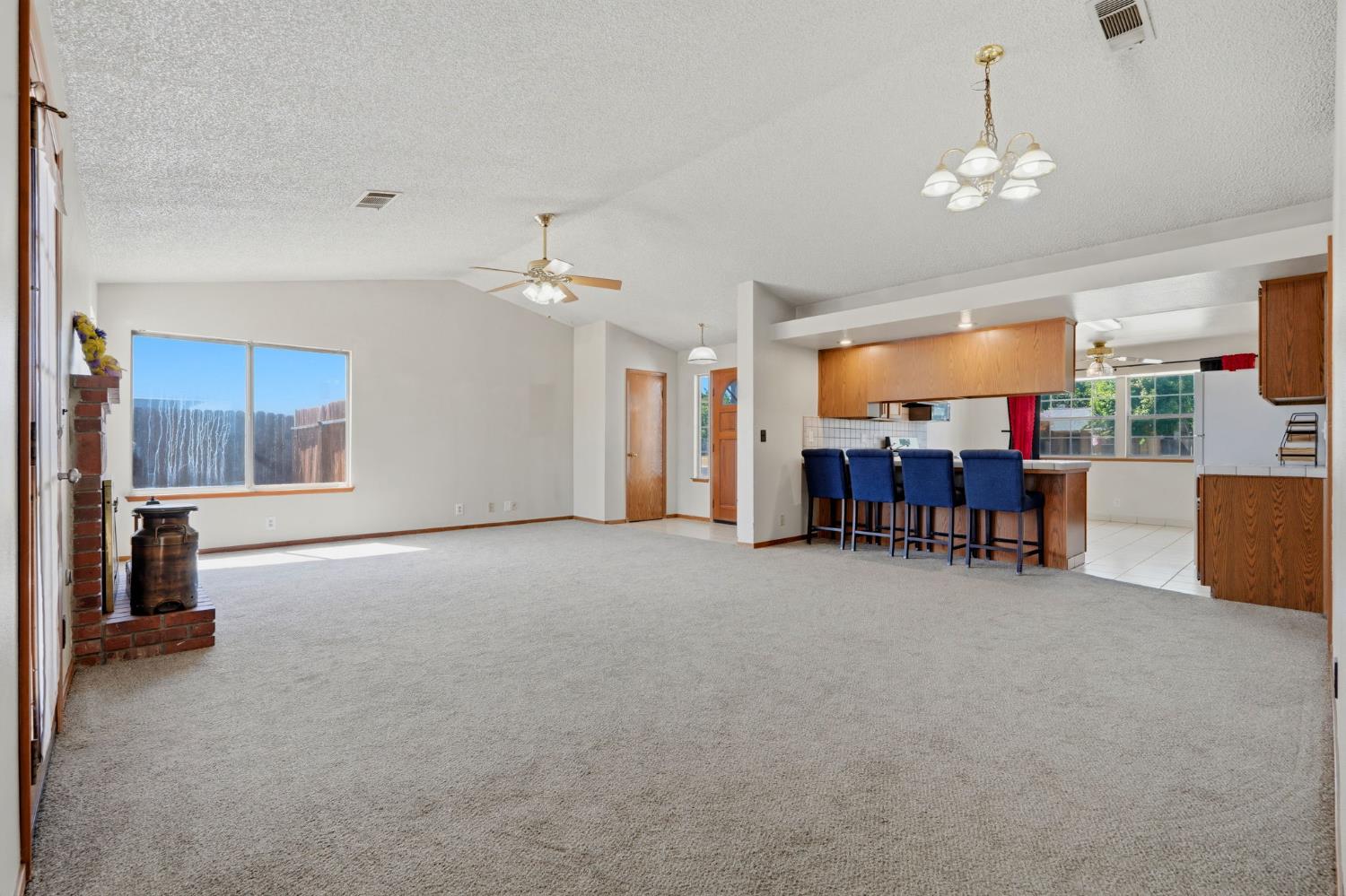 927 Elderwood Ln, Lemoore, CA 93245