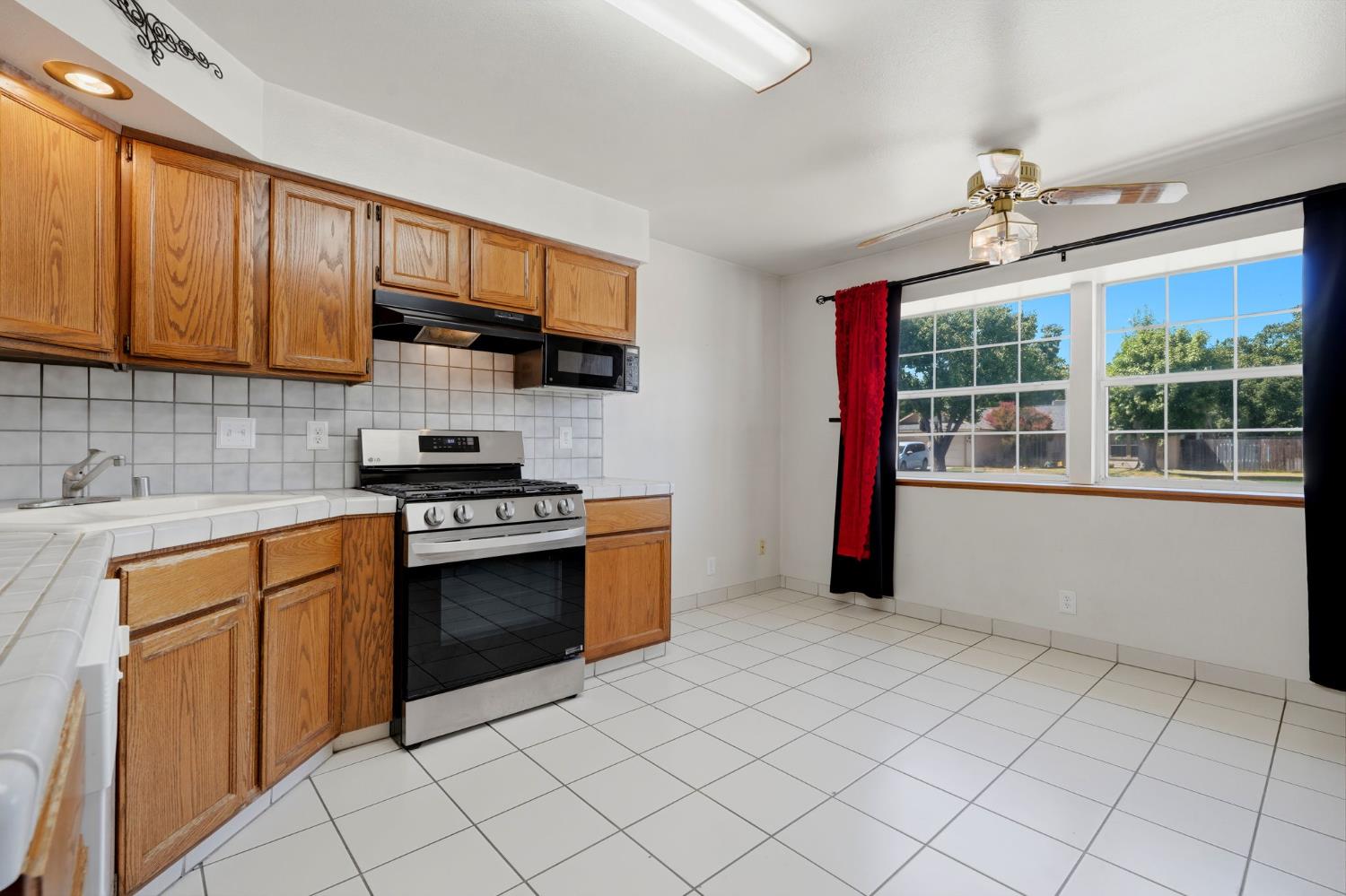 927 Elderwood Ln, Lemoore, CA 93245