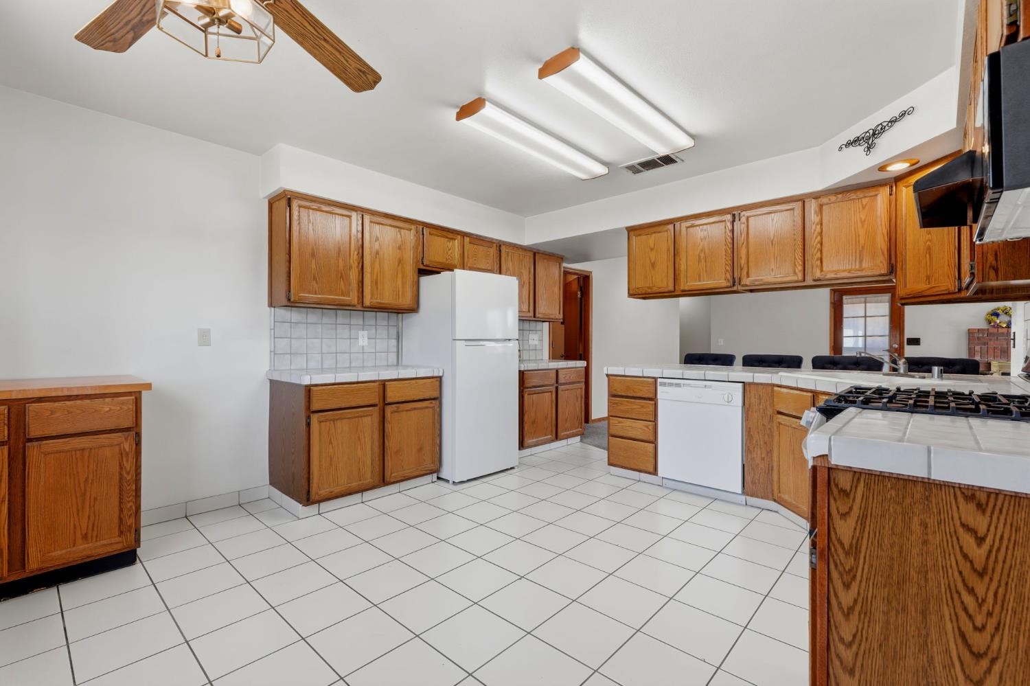 927 Elderwood Ln, Lemoore, CA 93245