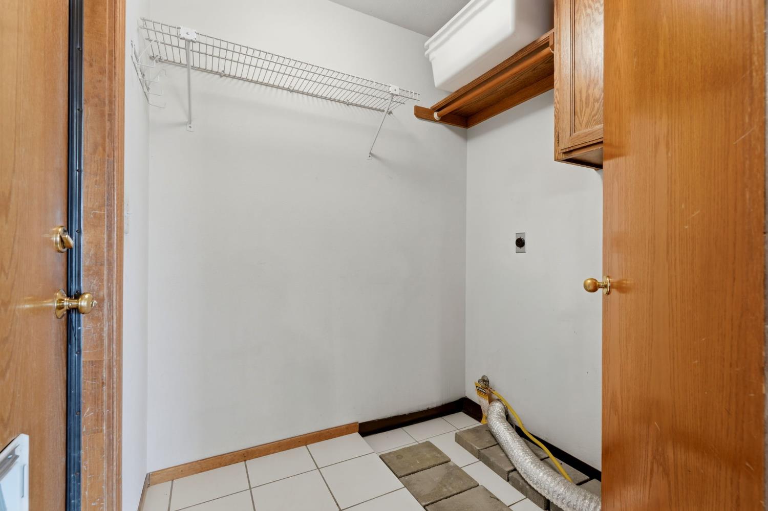 927 Elderwood Ln, Lemoore, CA 93245